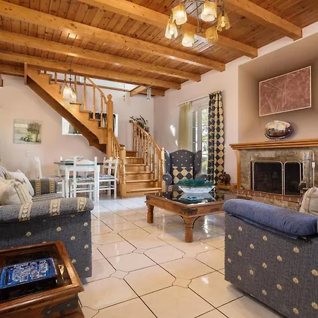 Ilenia's 3 Bedroom House With Private Pool Laganász