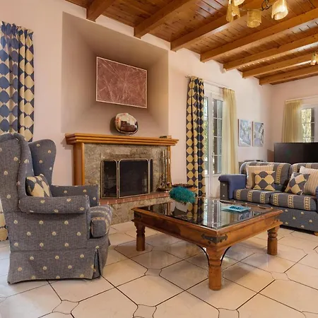 Ilenia's 3 Bedroom House With Private Pool Laganász