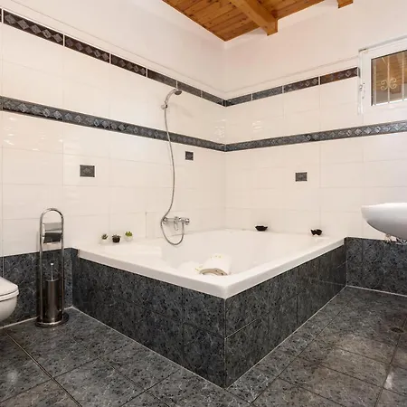 Ilenia's 3 Bedroom House With Private Pool * Laganász