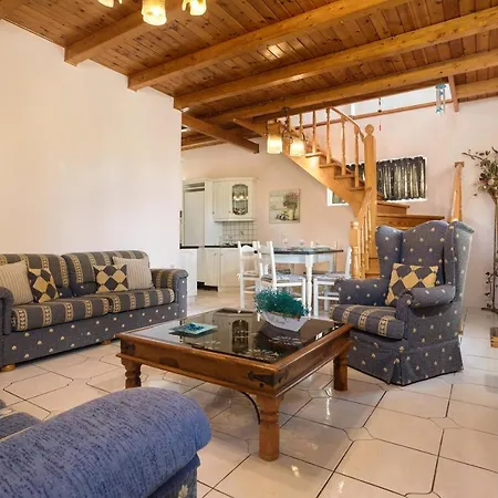 Ilenia's 3 Bedroom House With Private Pool Laganász