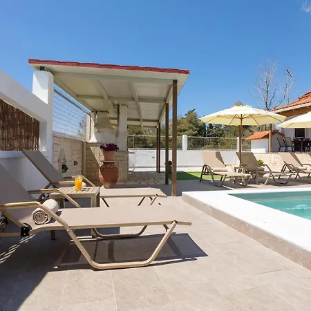 Ilenia's 3 Bedroom House With Private Pool Laganász