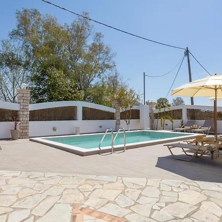 Ilenia's 3 Bedroom House With Private Pool Nyaraló Laganász