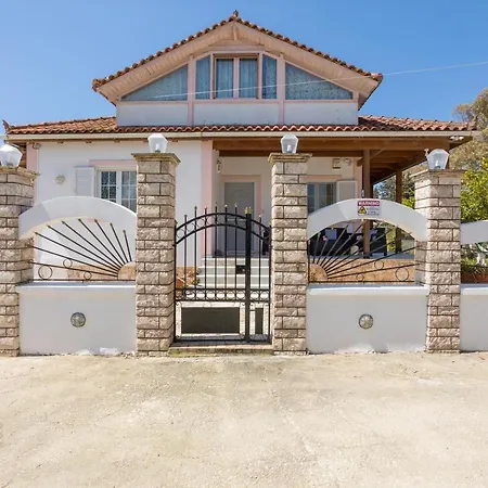 Ilenia's 3 Bedroom House With Private Pool