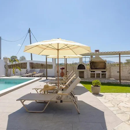 Ilenia's 3 Bedroom House With Private Pool * Laganász