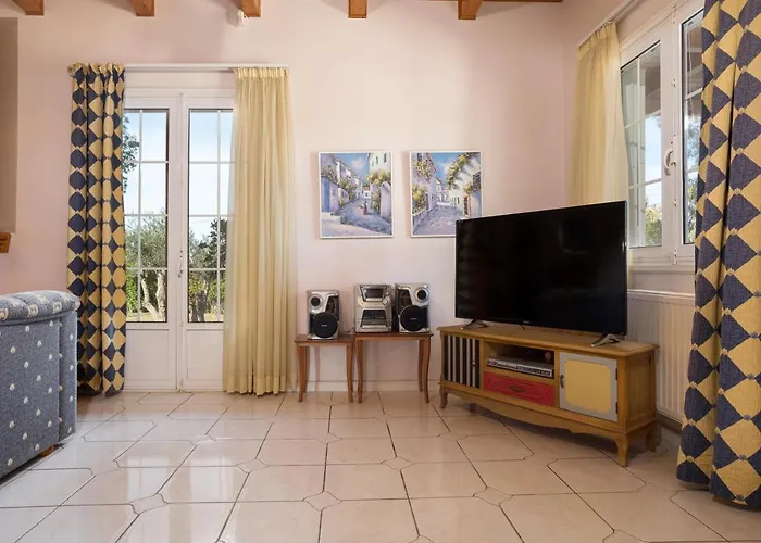 Ilenia's 3 Bedroom House With Private Pool Dom wakacyjny