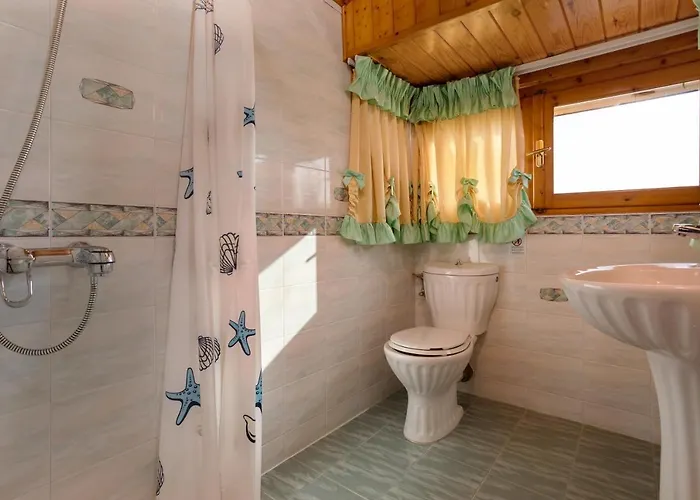 Ilenia's 3 Bedroom House With Private Pool Dom wakacyjny