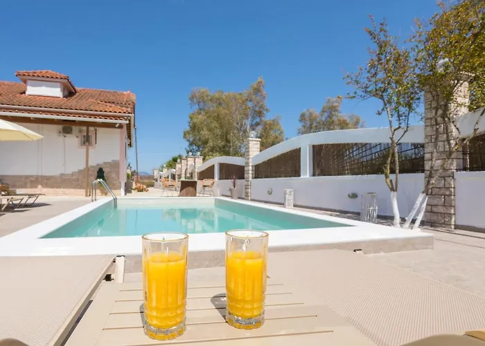 Ilenia's 3 Bedroom House With Private Pool Dom wakacyjny *